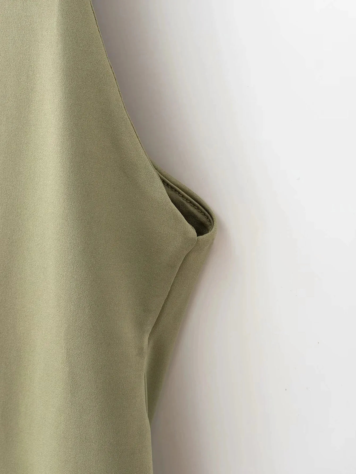 بدلة نادي نسائية ضيقة سادة