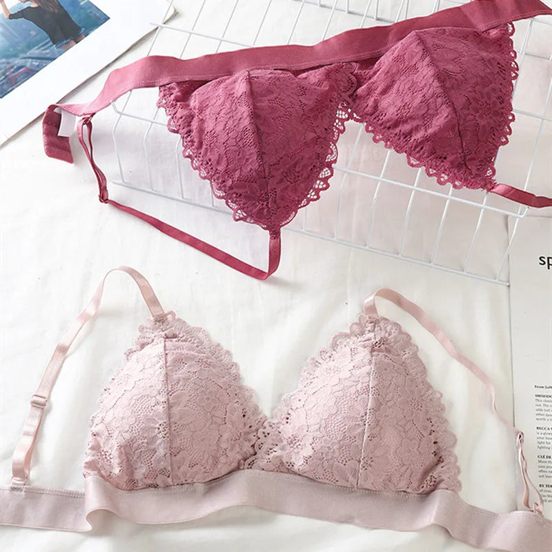 حمالة صدر نسائية من الدانتيل على شكل مثلث