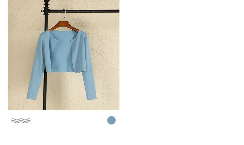 سترة نسائية سوداء قصيرة محبوكة