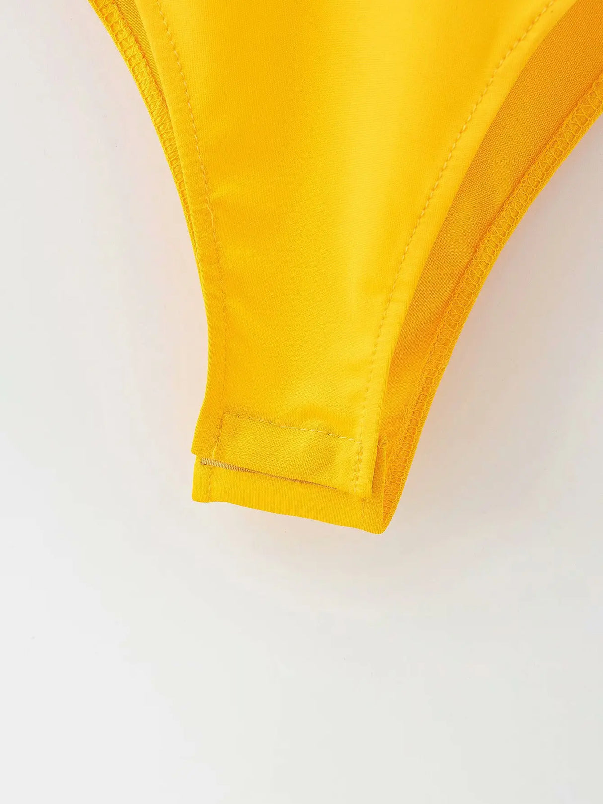 بدلة نادي نسائية ضيقة سادة