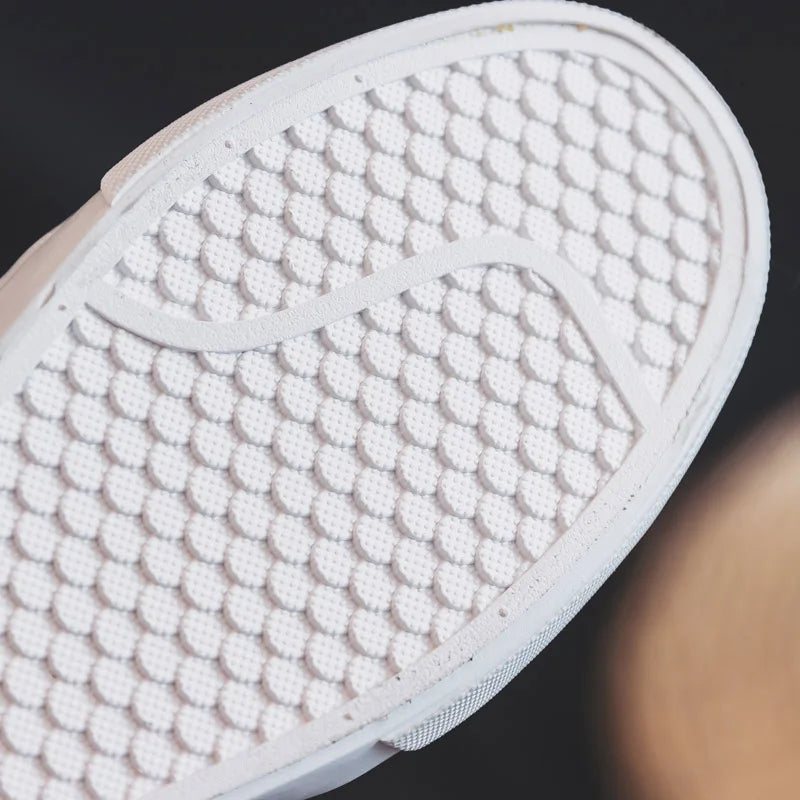 حذاء رياضي نسائي أبيض اللون ذو نعل سميك من مادة مبركنة