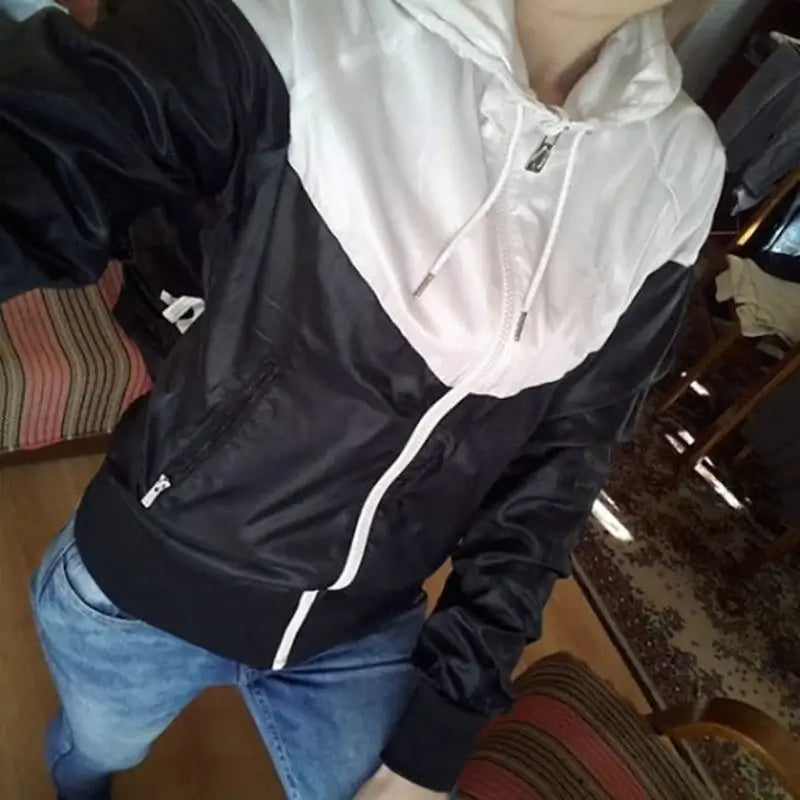 سترة رياضية بغطاء رأس مرقعة للنساء بمقاسات كبيرة