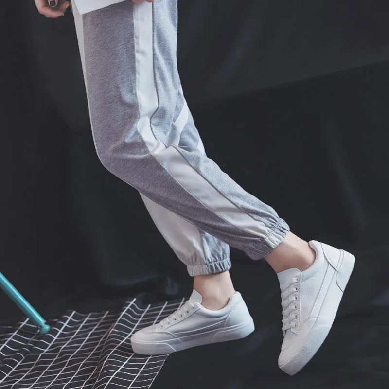 حذاء رياضي نسائي أبيض اللون ذو نعل سميك من مادة مبركنة