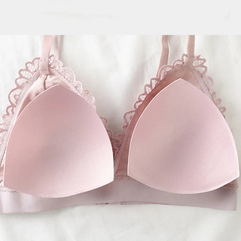 حمالة صدر نسائية من الدانتيل على شكل مثلث