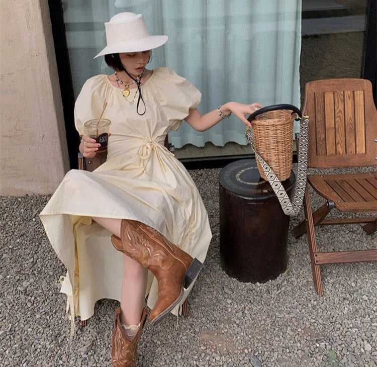 حذاء نسائي متوسط الساق من الجلد مطرز باللون الوردي