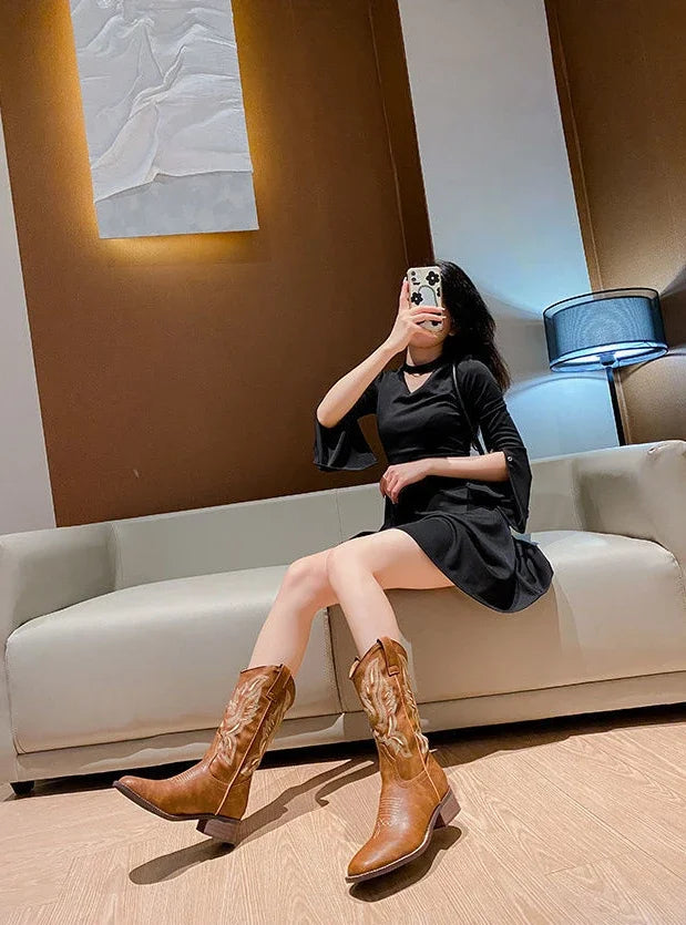 حذاء نسائي متوسط الساق من الجلد مطرز باللون الوردي