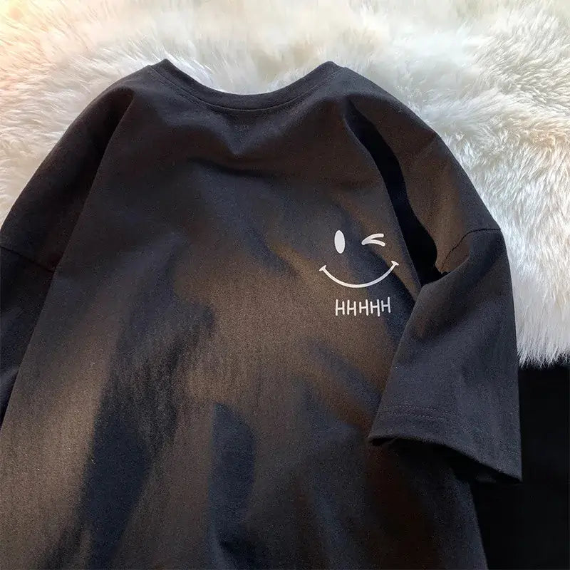 تي شيرت نسائي فضفاض غير رسمي بمقاس كبير ووجه مبتسم