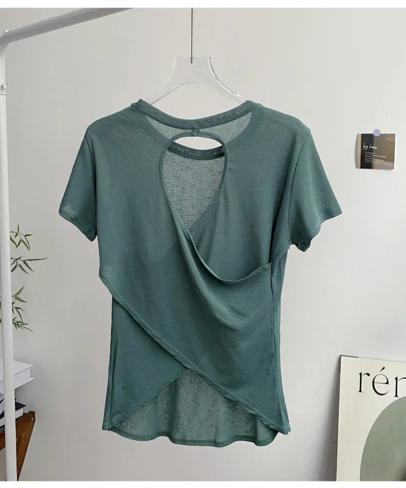 قميص يوغا قصير مفتوح الظهر للنساء