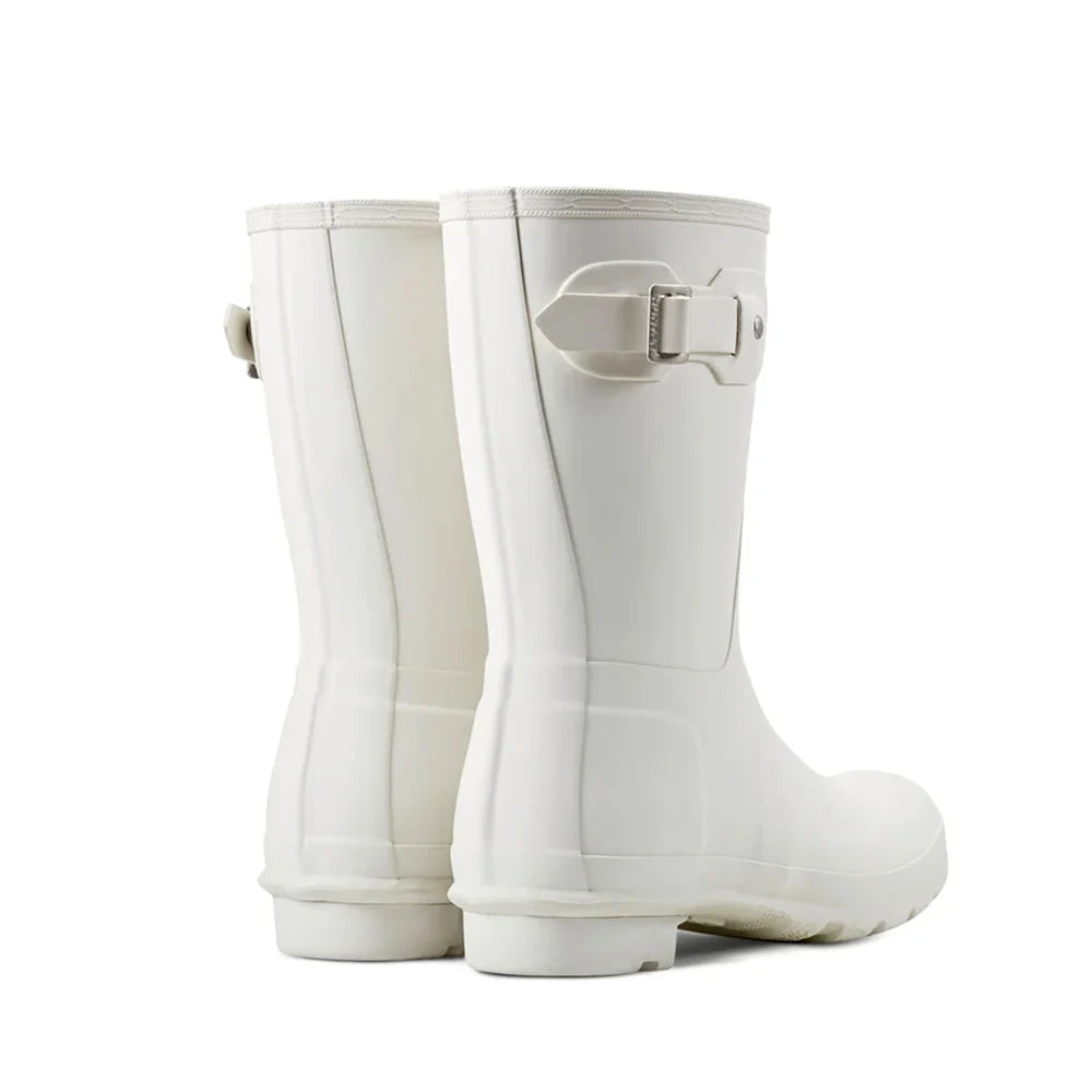 حذاء نسائي من الجلد المطرز حتى منتصف الساق