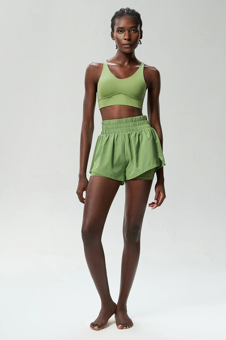 مجموعة رياضية سريعة الجفاف للنساء في الهواء الطلق