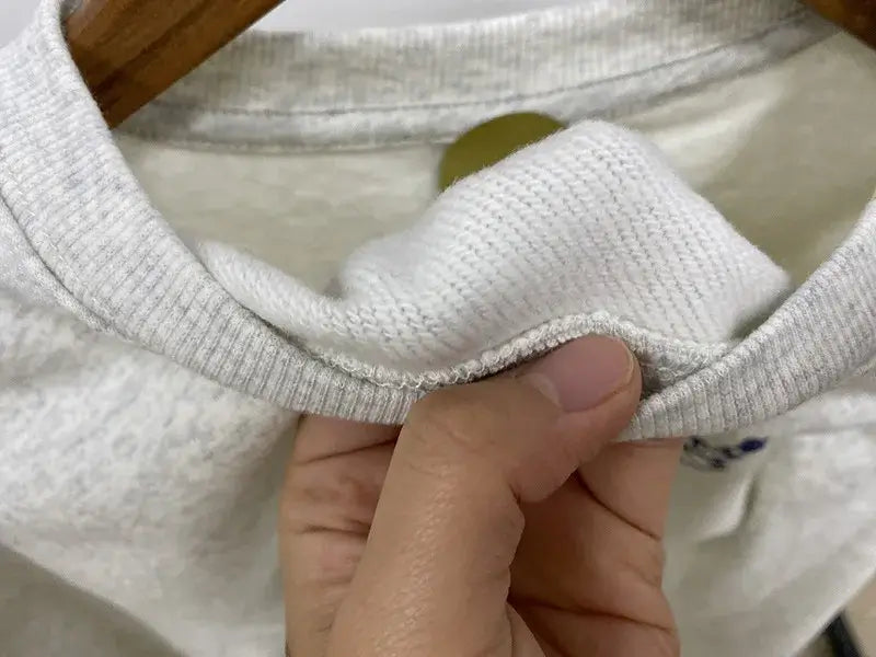 سويت شيرت نسائي بطبعة حروف عتيقة برقبة دائرية