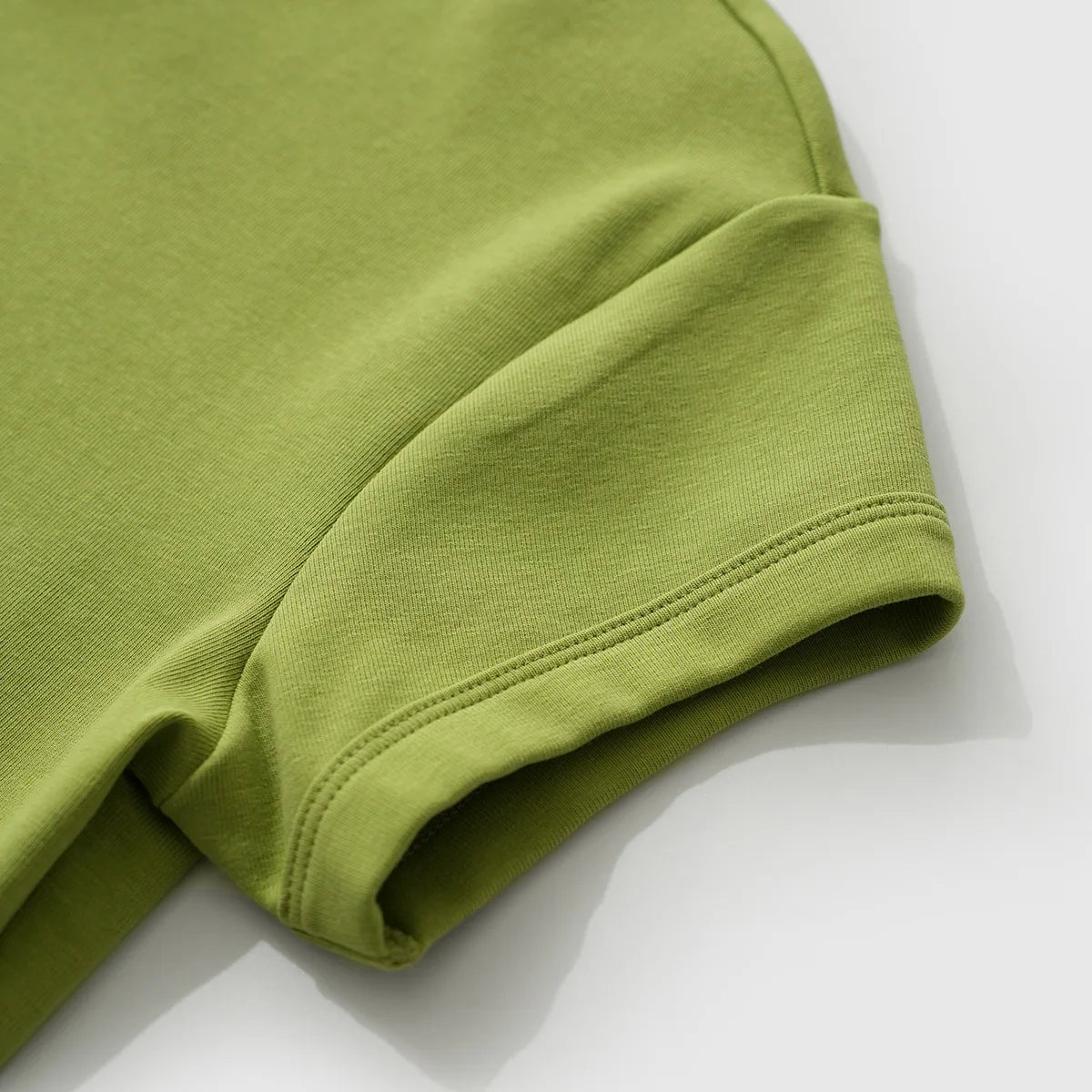 تي شيرت نسائي بطبعة ملونة