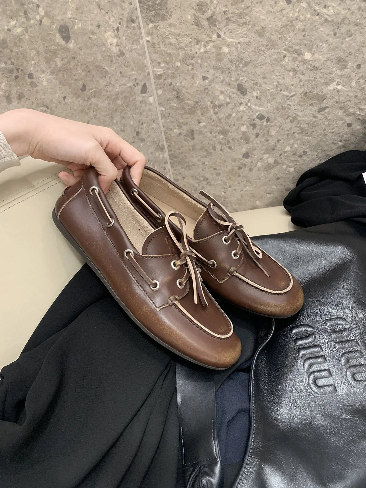 أحذية نسائية بدون كعب - حذاء مسطح برباط من الجلد الطبيعي 2025