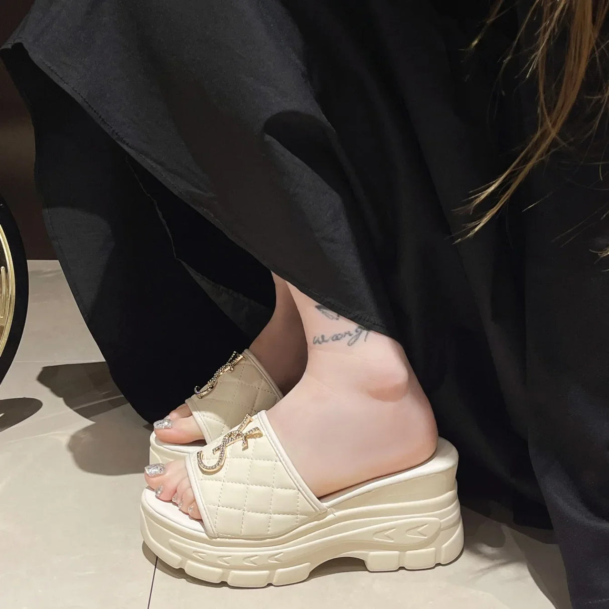 صنادل حروفية أنيقة للنساء