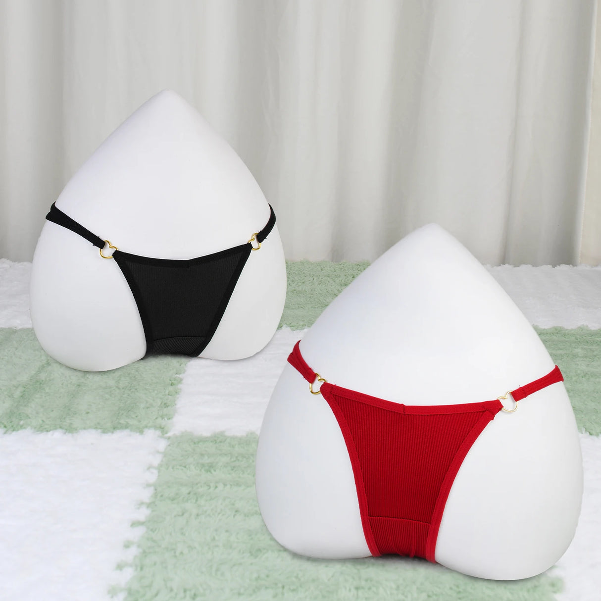 طقم ثونغ مجوف للنساء