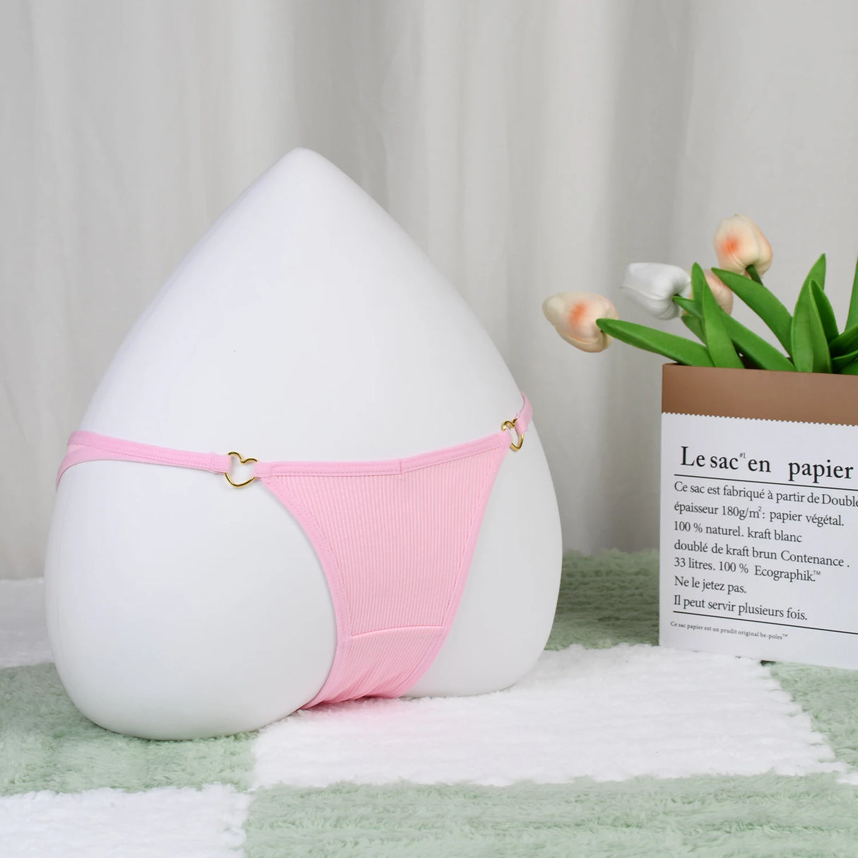 طقم ثونغ مجوف للنساء