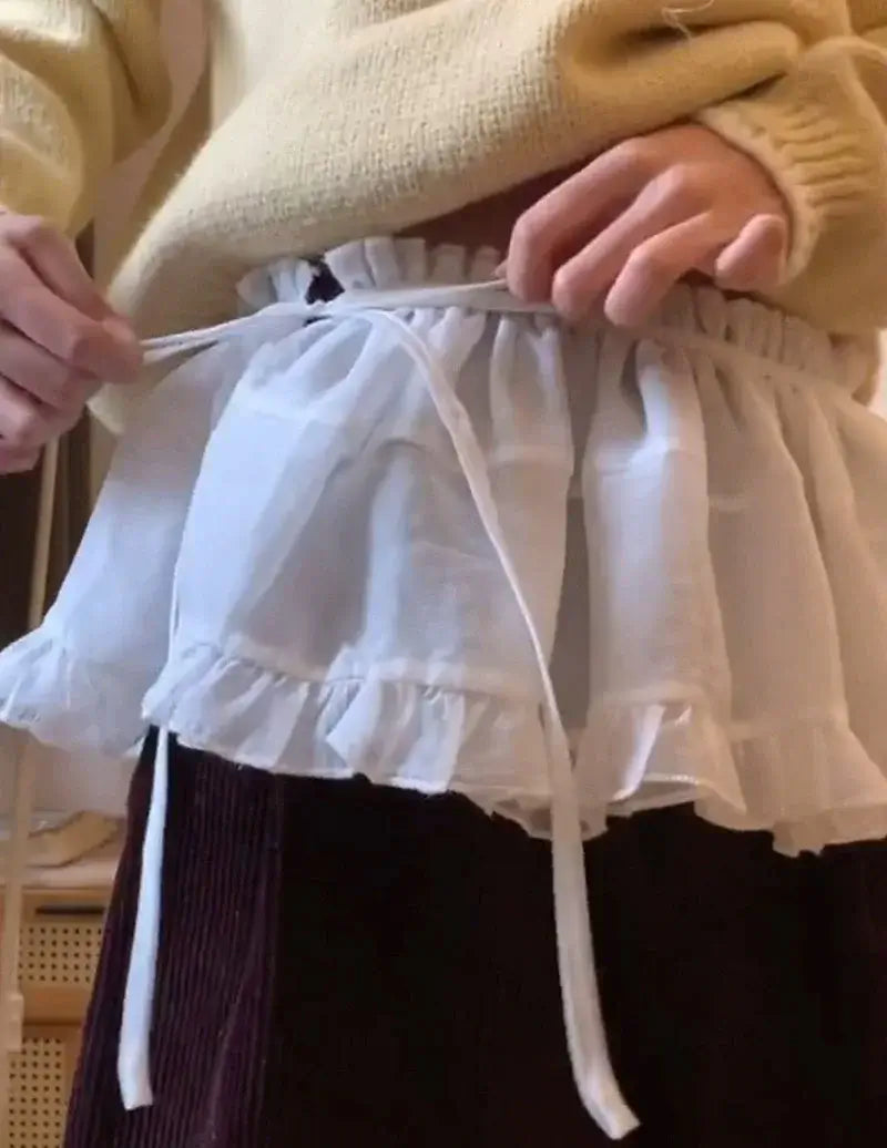 تنورة نسائية من الدانتيل بتصميم Y2K