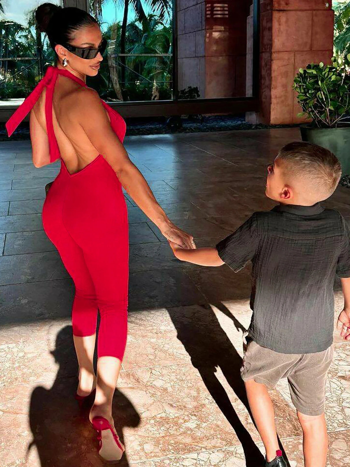 HaloGlam™ – جمبسوت حفلات مفتوح الظهر (لامع، جريء، وجريء)