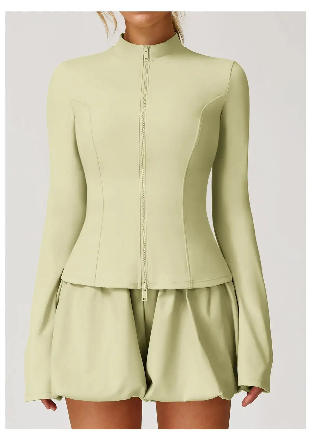 سترة تدريب نسائية مرنة بقصّة Slim Fit