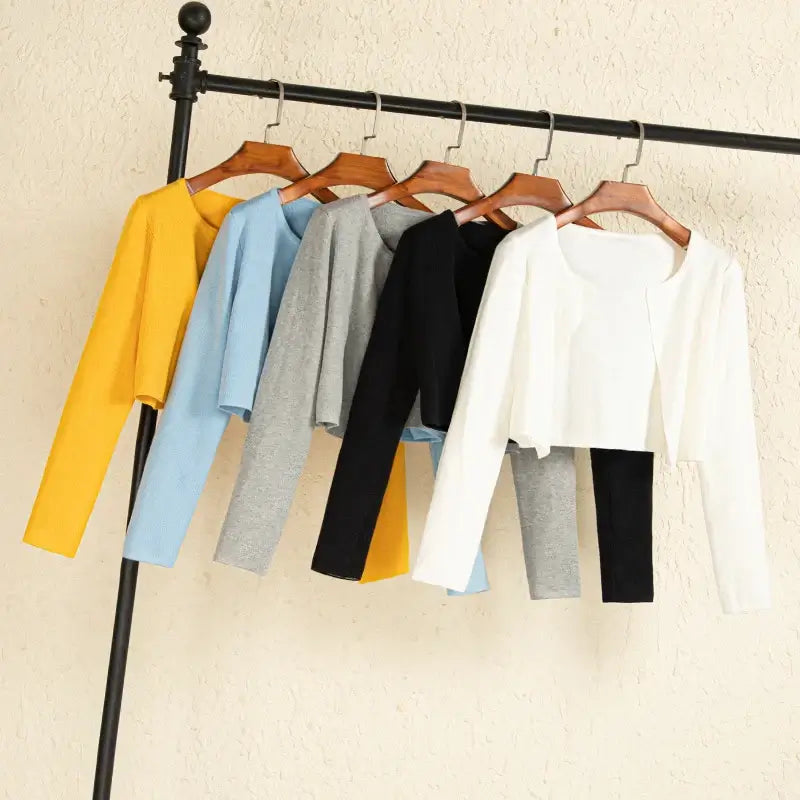 سترة نسائية سوداء قصيرة محبوكة