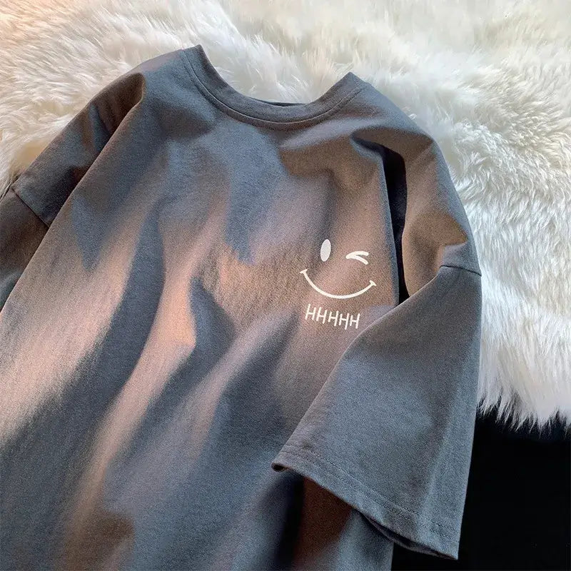 تي شيرت نسائي فضفاض غير رسمي بمقاس كبير ووجه مبتسم