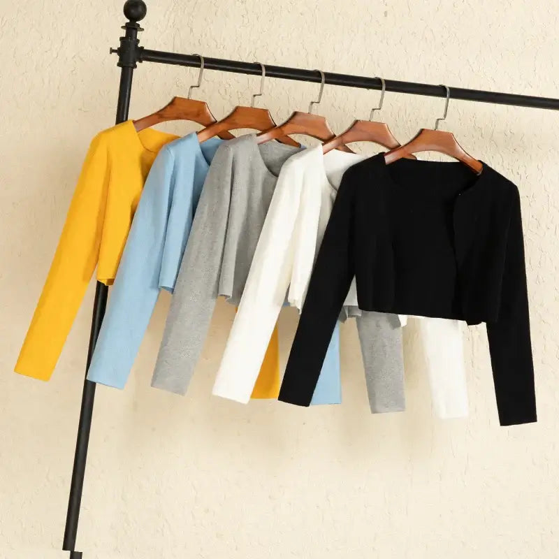 سترة نسائية سوداء قصيرة محبوكة