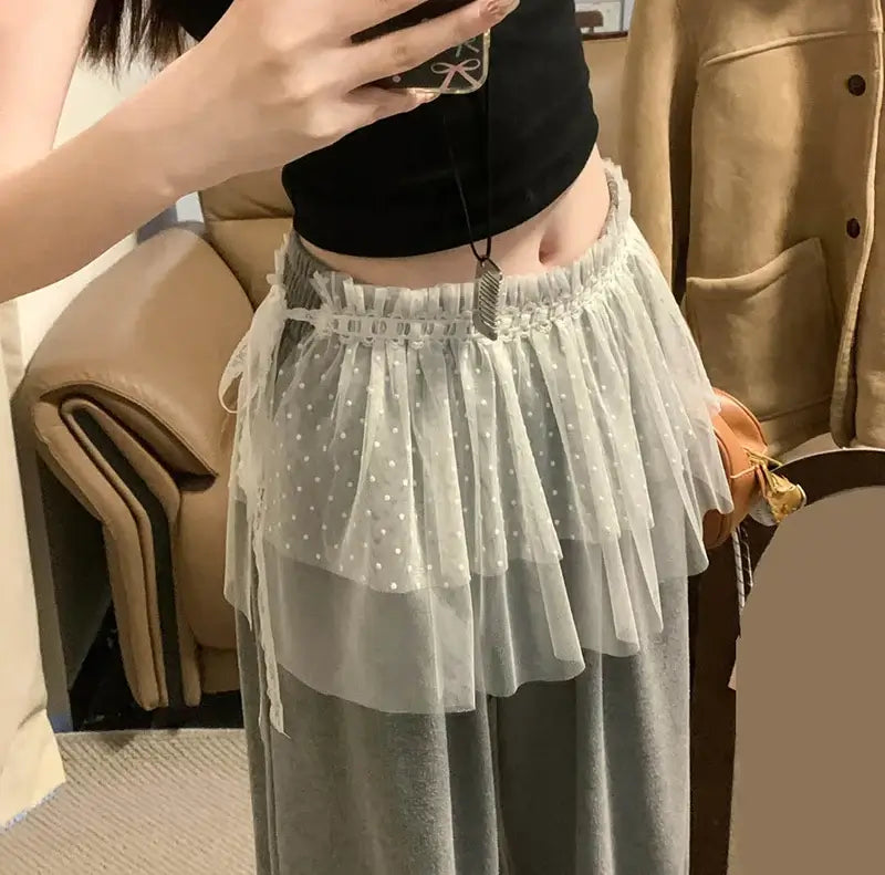 تنورة نسائية من الدانتيل بتصميم Y2K