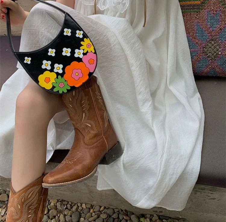 حذاء نسائي متوسط الساق من الجلد مطرز باللون الوردي