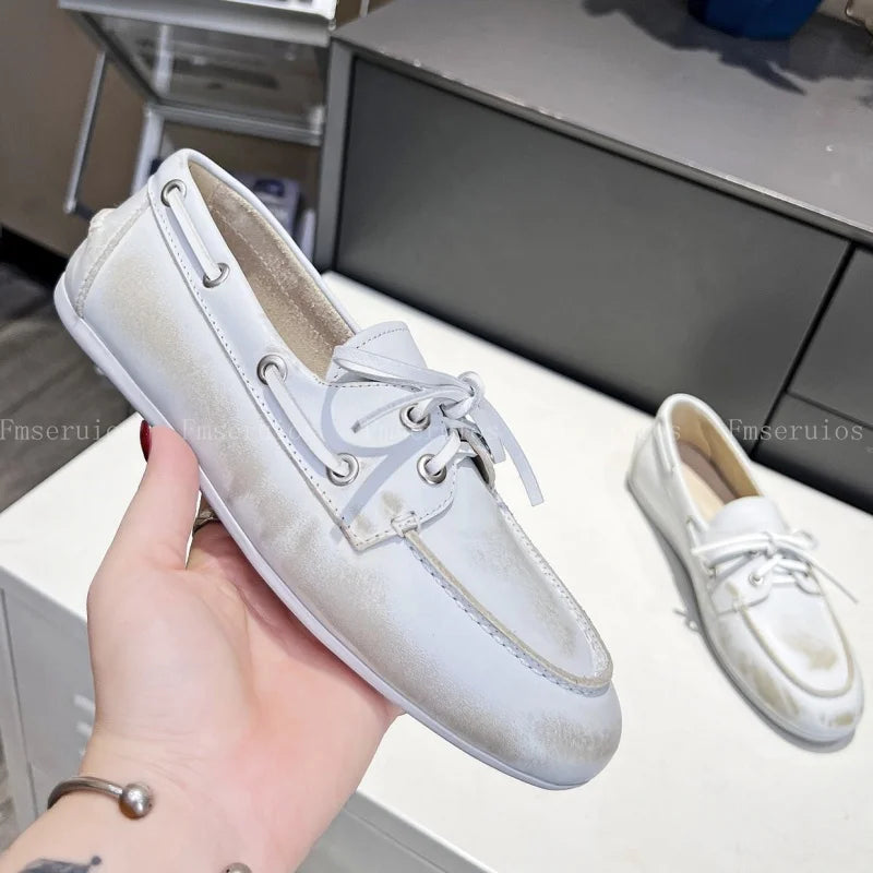 صندل نسائي بكعب منخفض وحزام مطوي على شكل قطة