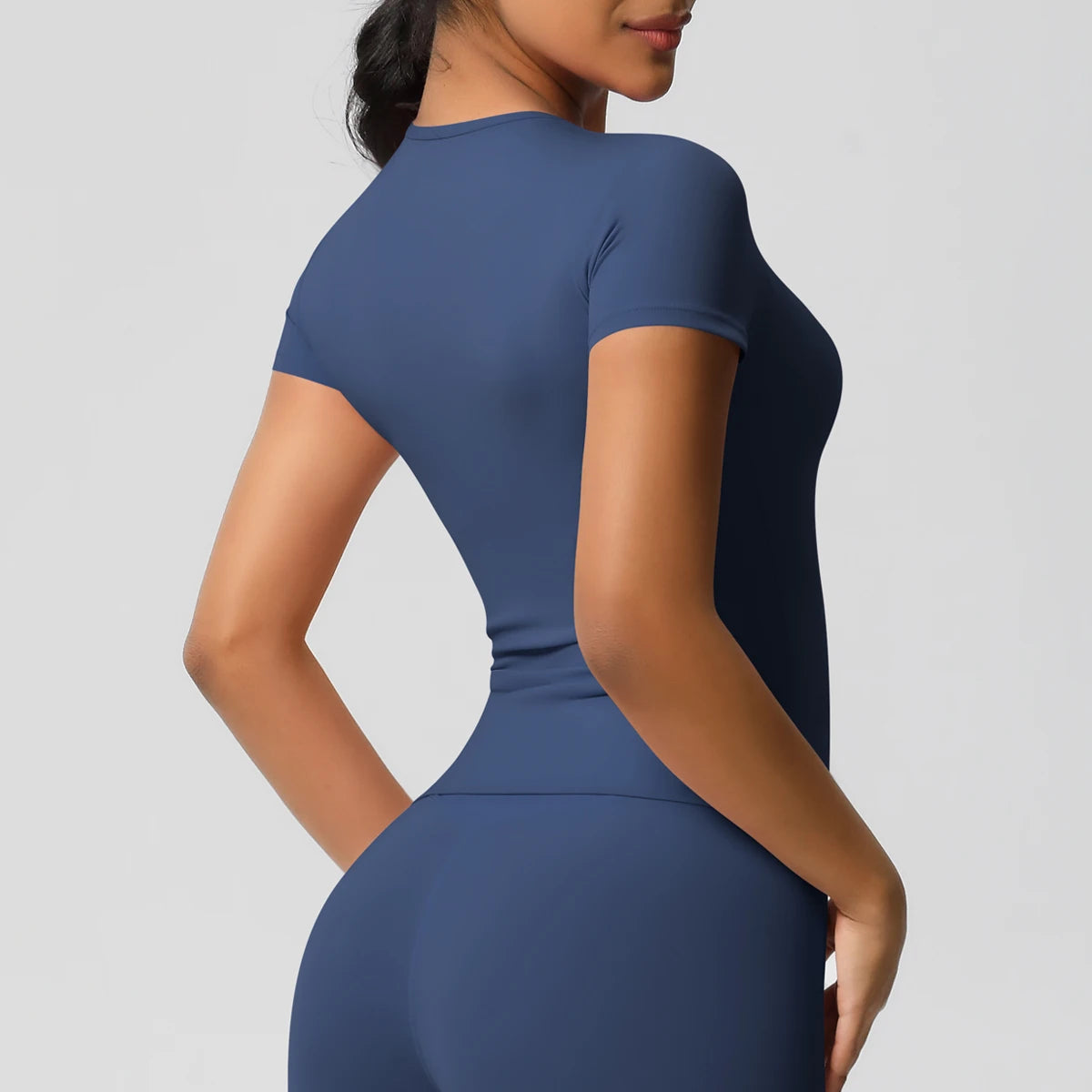 بلوزة رياضية نسائية مرنة وسريعة الجفاف