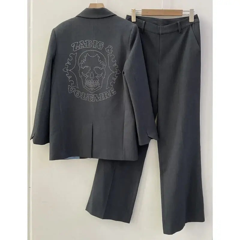 بدلة بليزر وبنطلون رمادي للنساء
