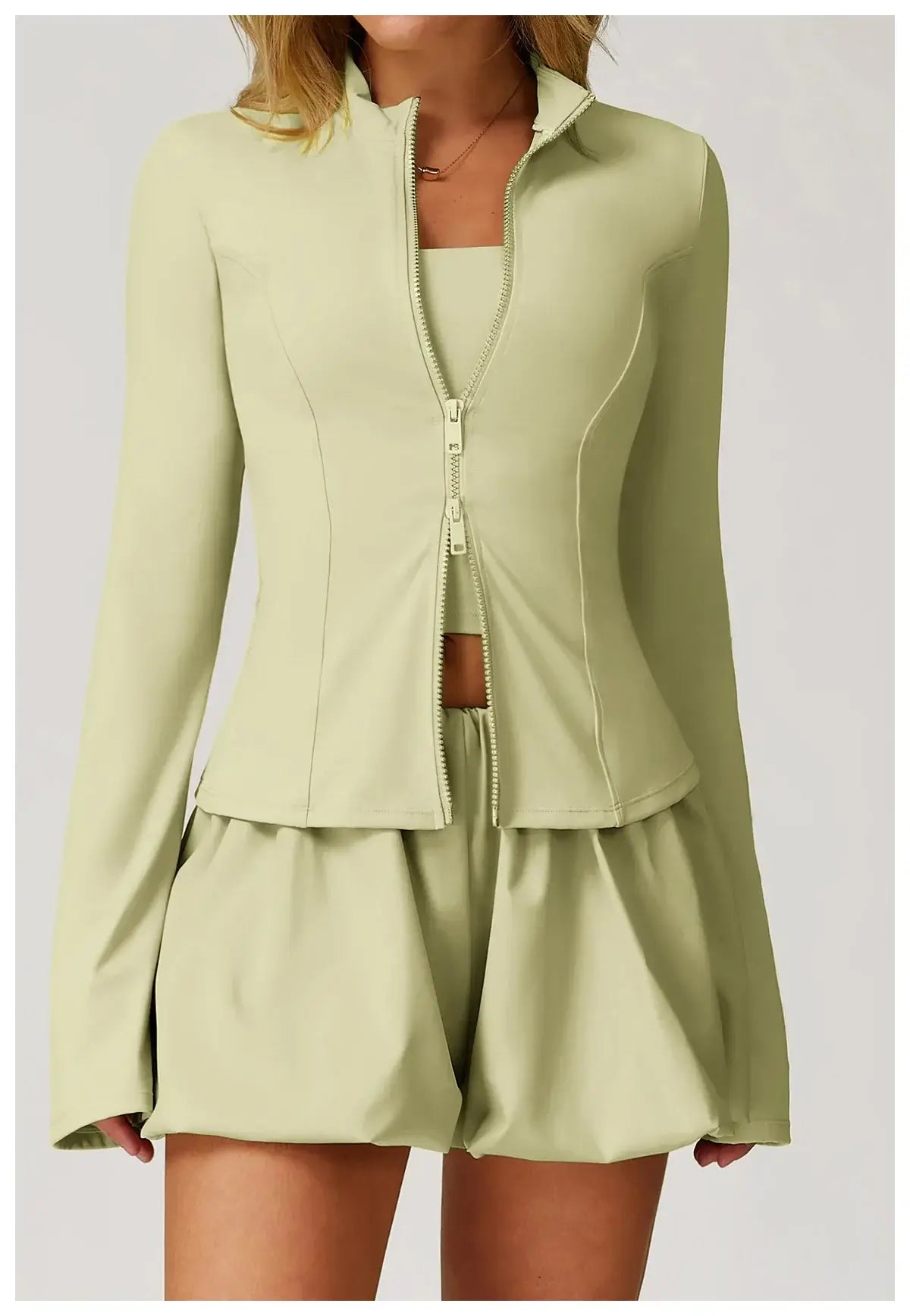 سترة تدريب نسائية مرنة بقصّة Slim Fit