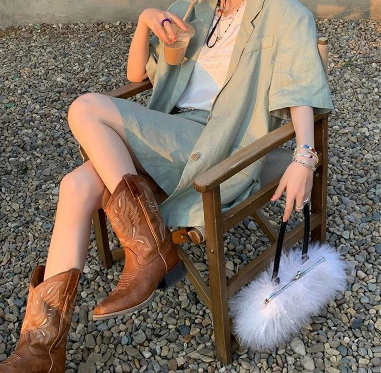 حذاء نسائي متوسط الساق من الجلد مطرز باللون الوردي