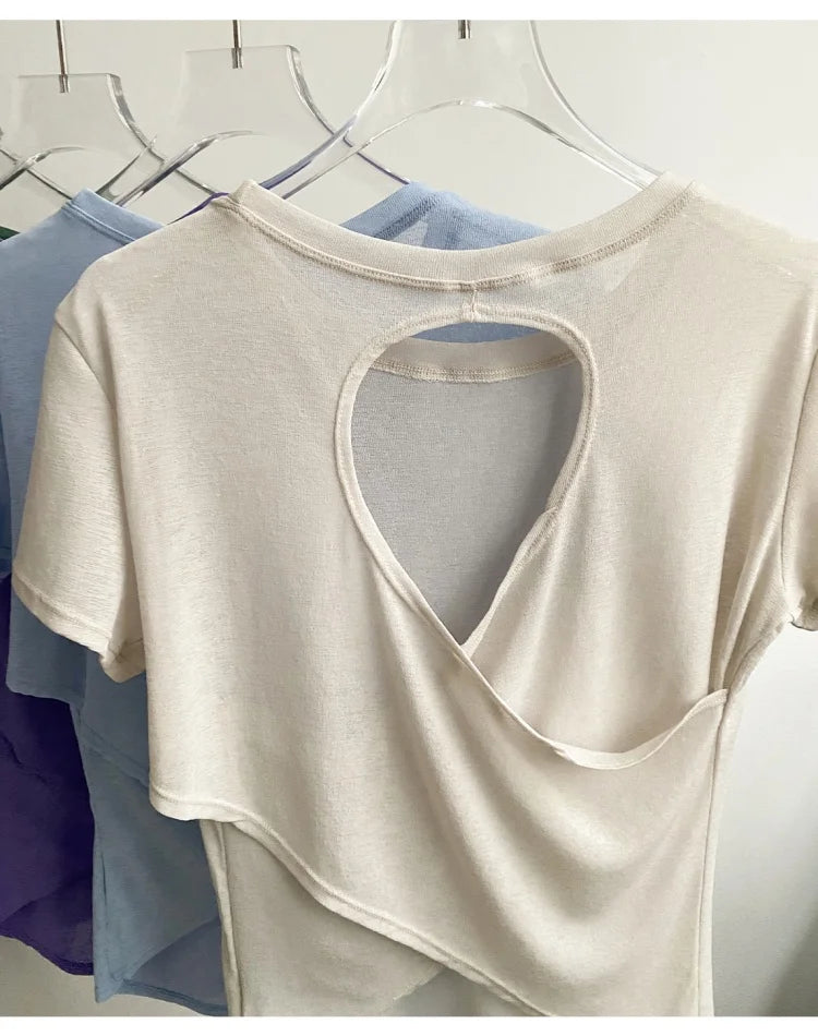 قميص يوغا قصير مفتوح الظهر للنساء