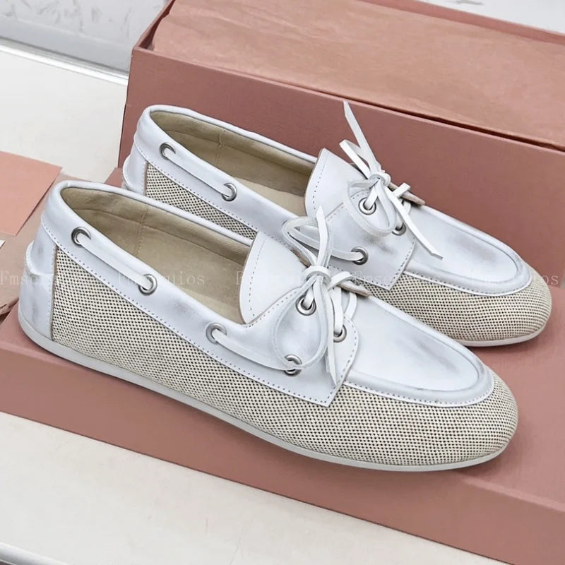 صندل نسائي بكعب منخفض وحزام مطوي على شكل قطة