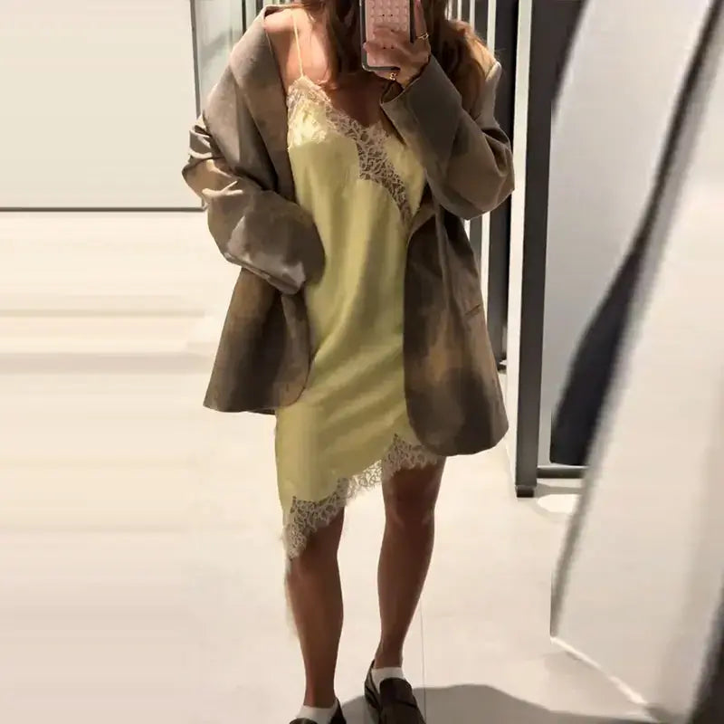 طقم فستان وسترة من الدانتيل المرقّع للنساء