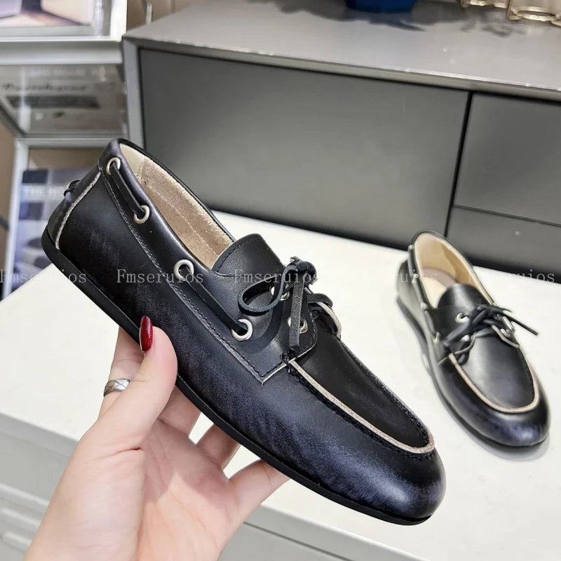 صندل نسائي بكعب منخفض وحزام مطوي على شكل قطة