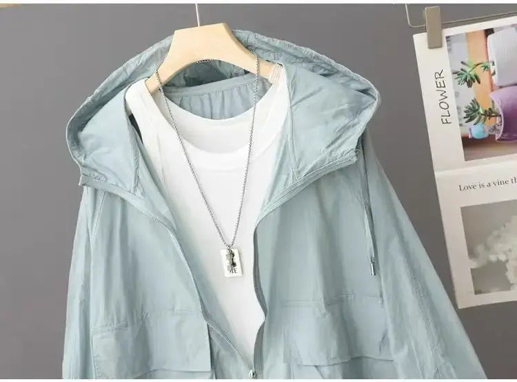 سترة نسائية خفيفة الوزن مقاومة للرياح بغطاء للرأس