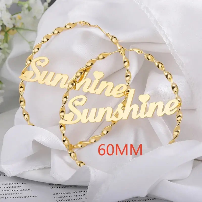 أقراط دائرية مخصصة تحمل اسم التاج اللطيف للنساء