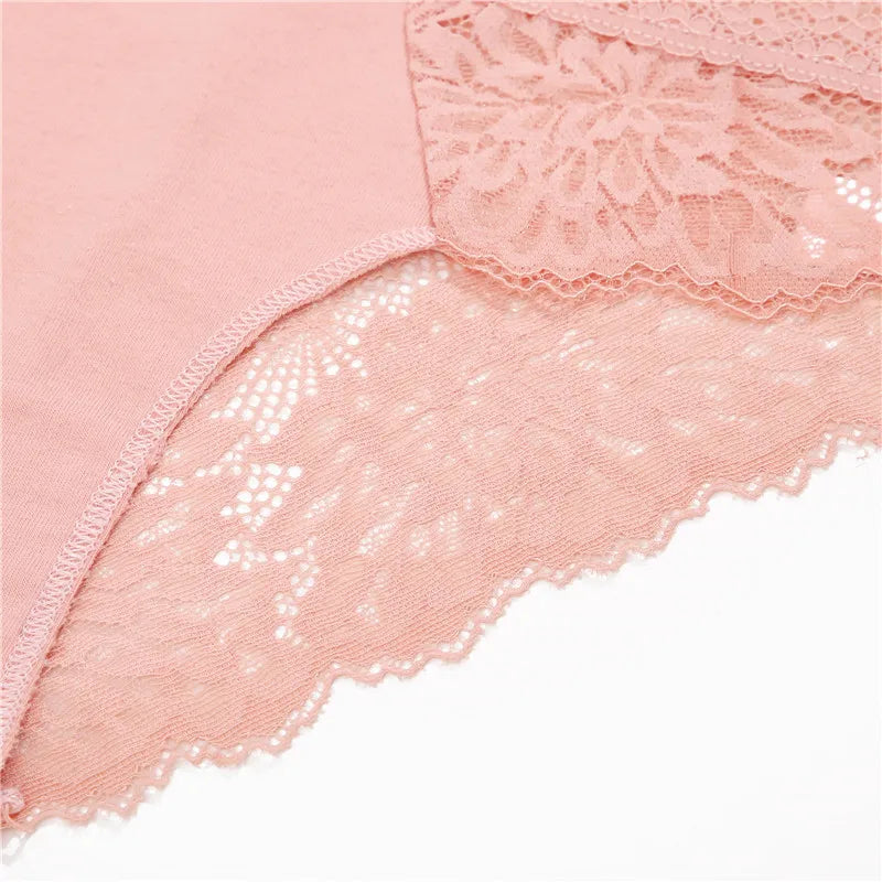ملابس داخلية نسائية وردية اللون