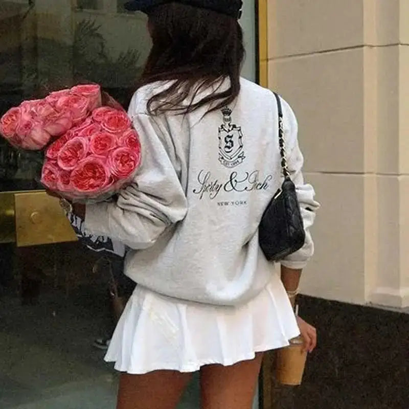 سويت شيرت نسائي بطبعة حروف عتيقة برقبة دائرية