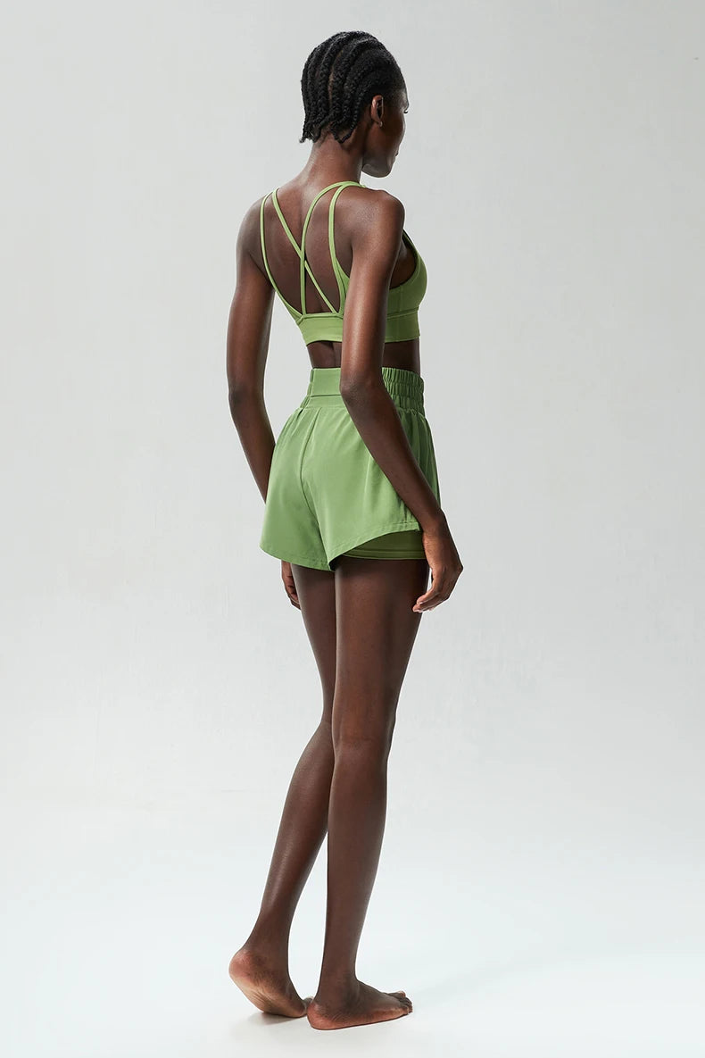 مجموعة رياضية سريعة الجفاف للنساء في الهواء الطلق