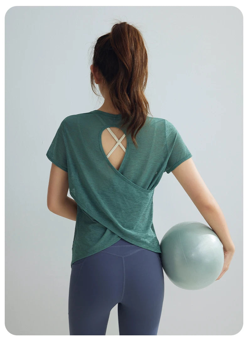 قميص يوغا قصير مفتوح الظهر للنساء