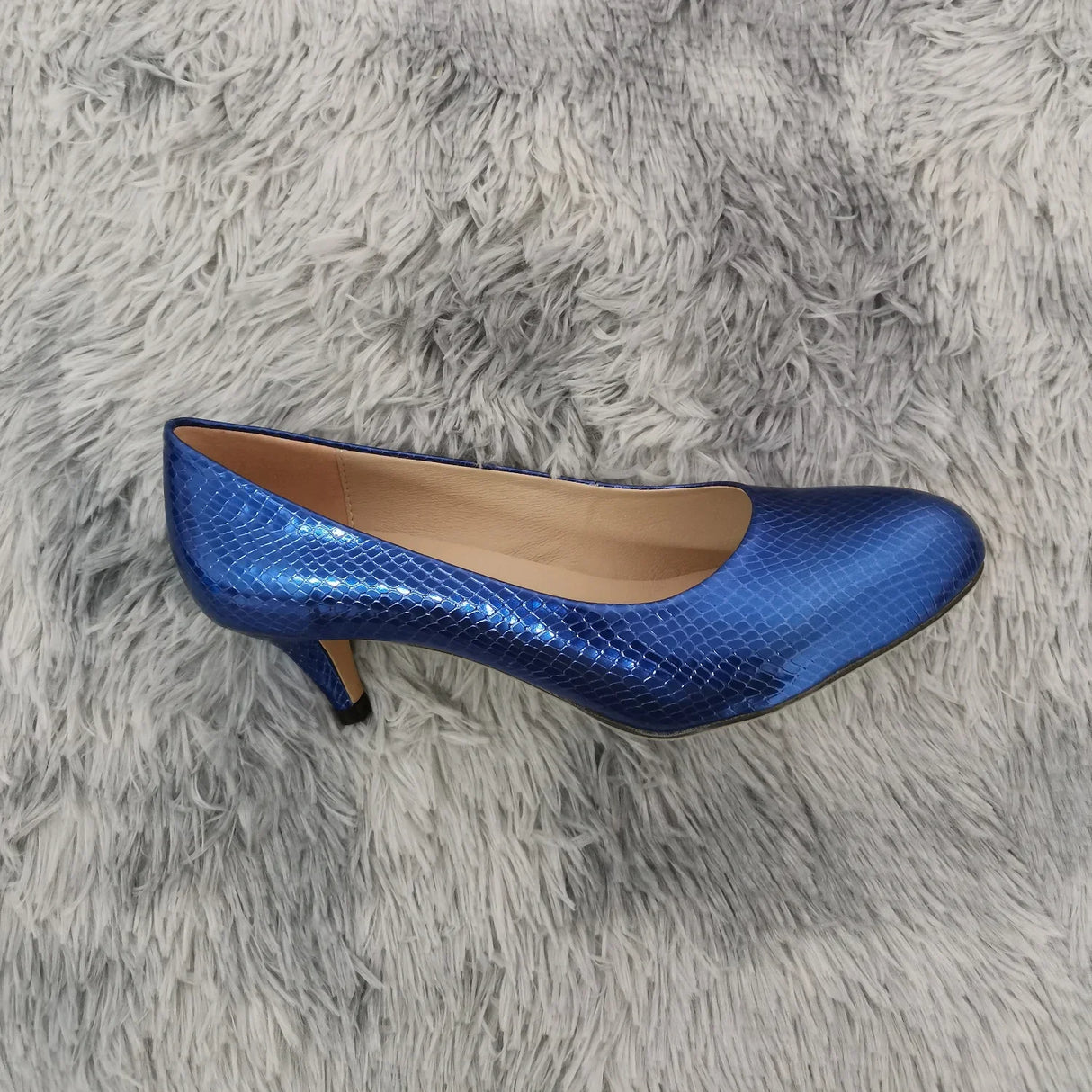 حذاء بكعب منخفض أحمر اللون 2025 بكعب 5 سم من جلد التمساح