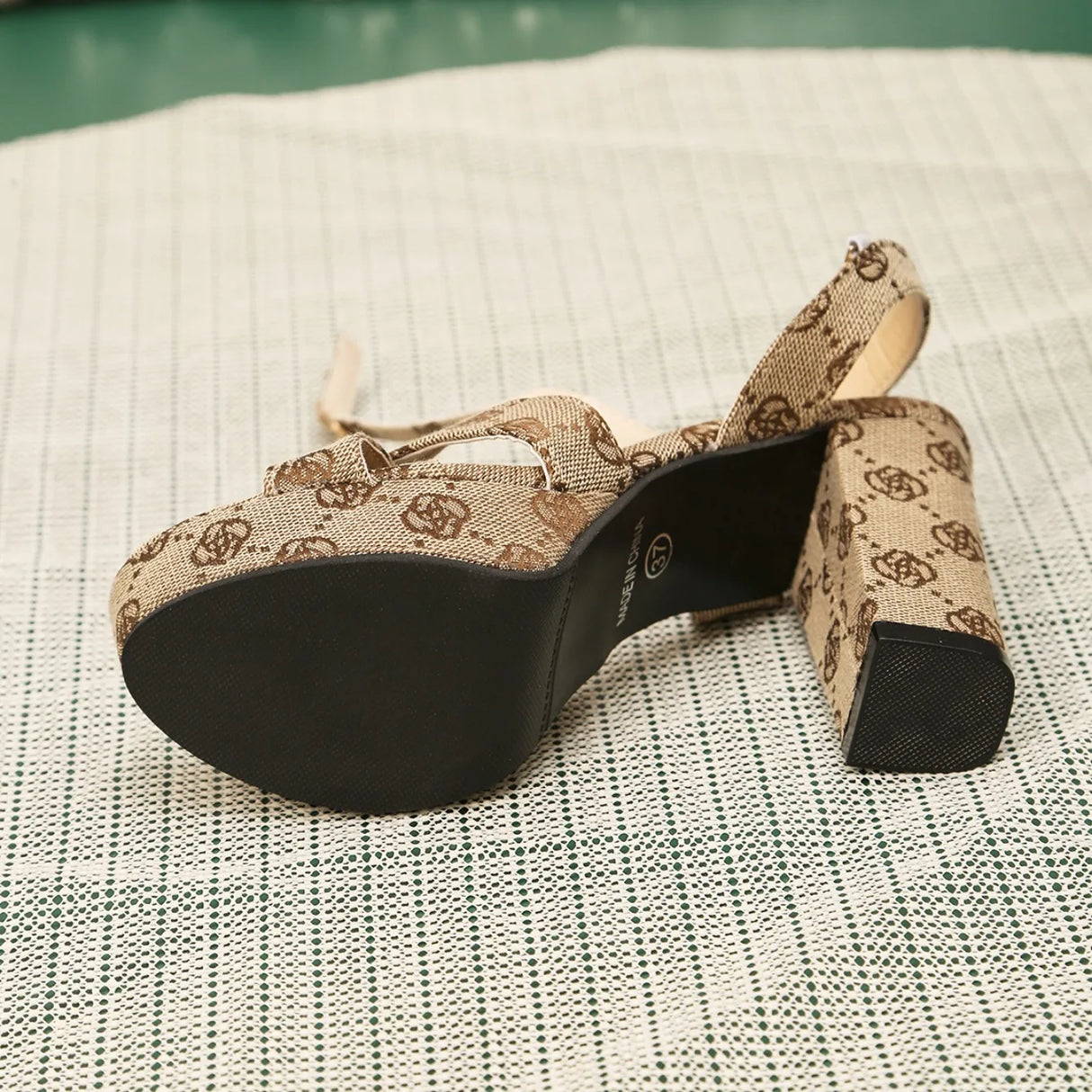 صنادل فاخرة بكعب عالٍ - أحذية صيفية بكعب عالٍ