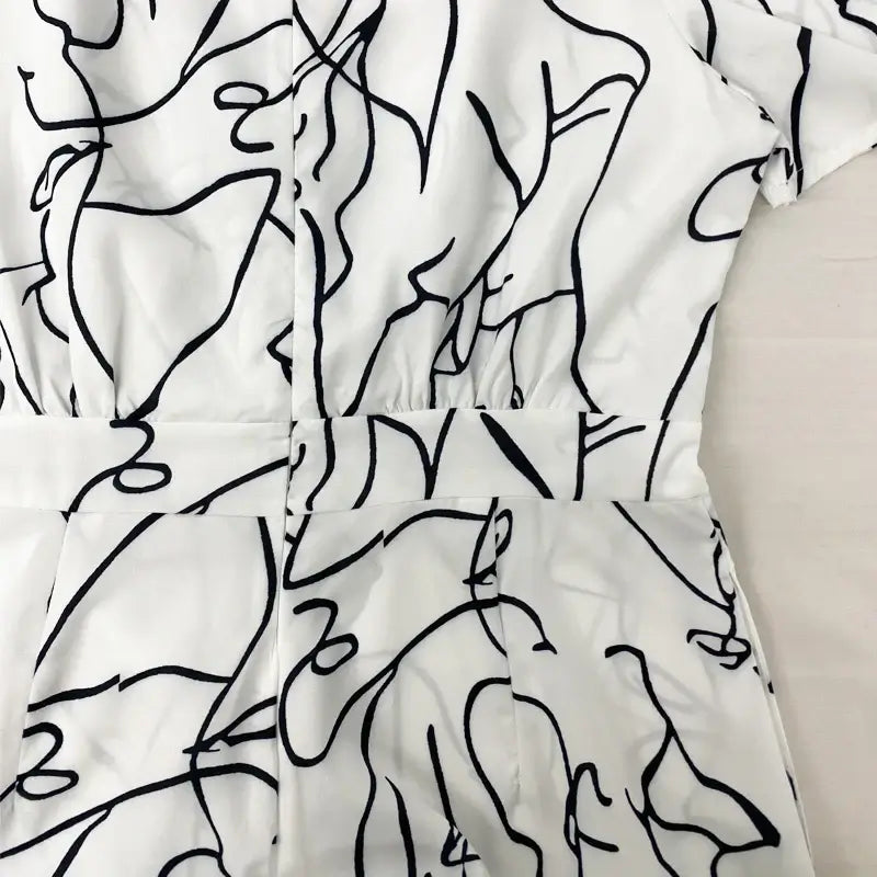 جمبسوت نسائي واسع الساق بطبعة فنية