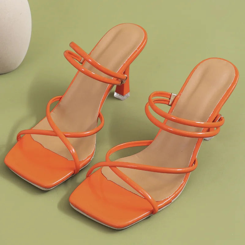 صنادل نسائية صيفية أنيقة بكعب عالٍ