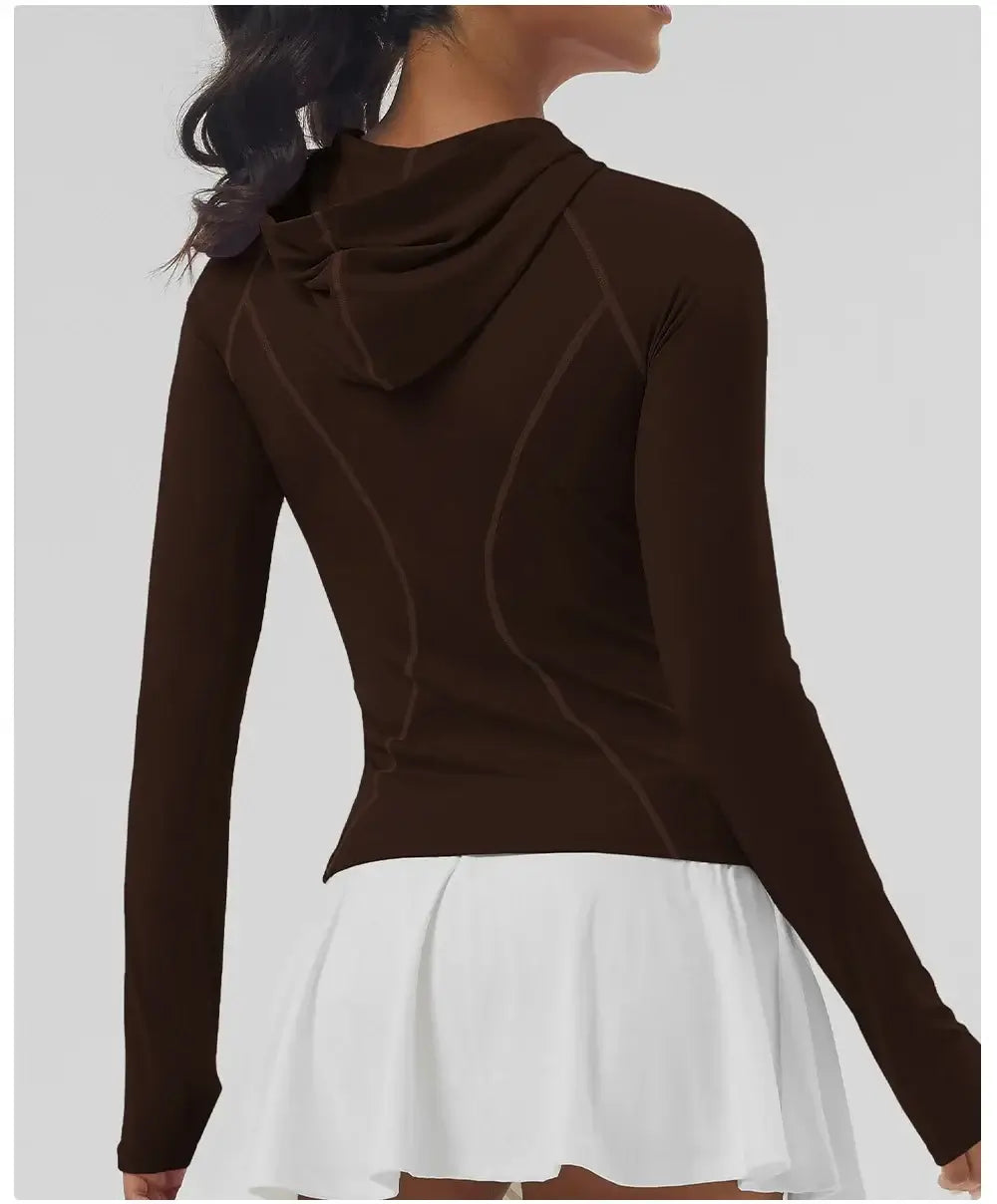 سترة لياقة بدنية نسائية بقصّة Slim Fit مع غطاء للرأس