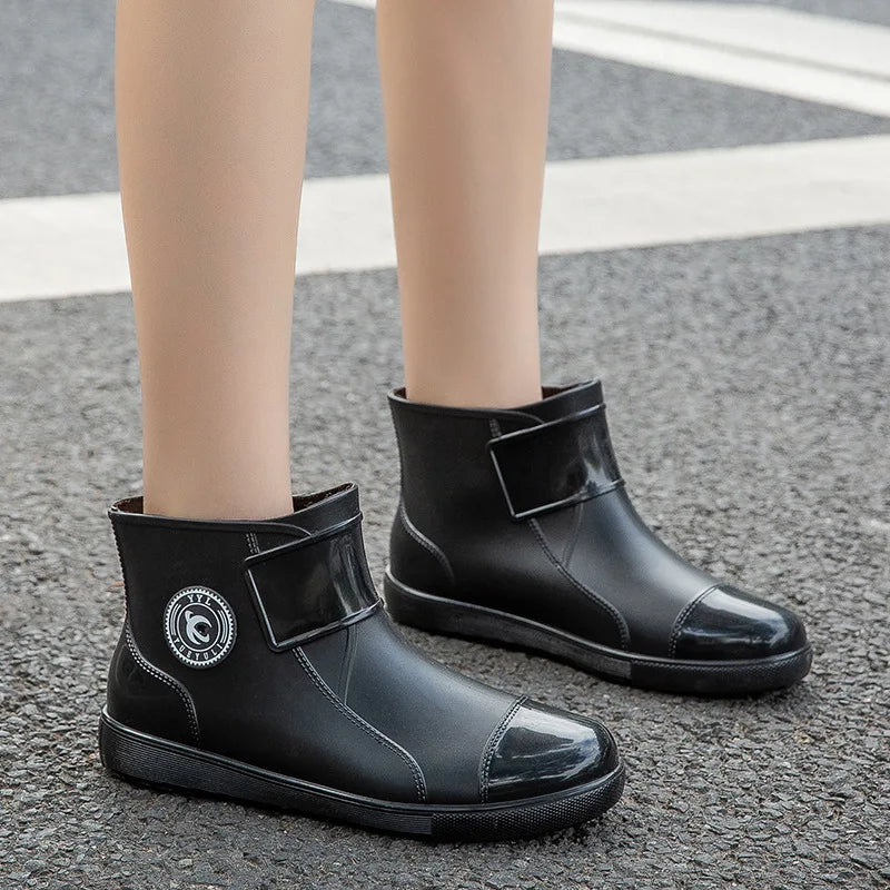 أحذية بكعب إسفيني مغلقة للنساء