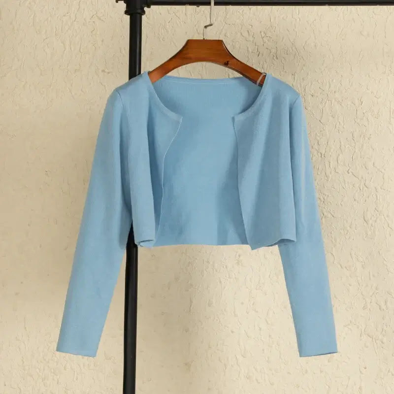 سترة نسائية سوداء قصيرة محبوكة